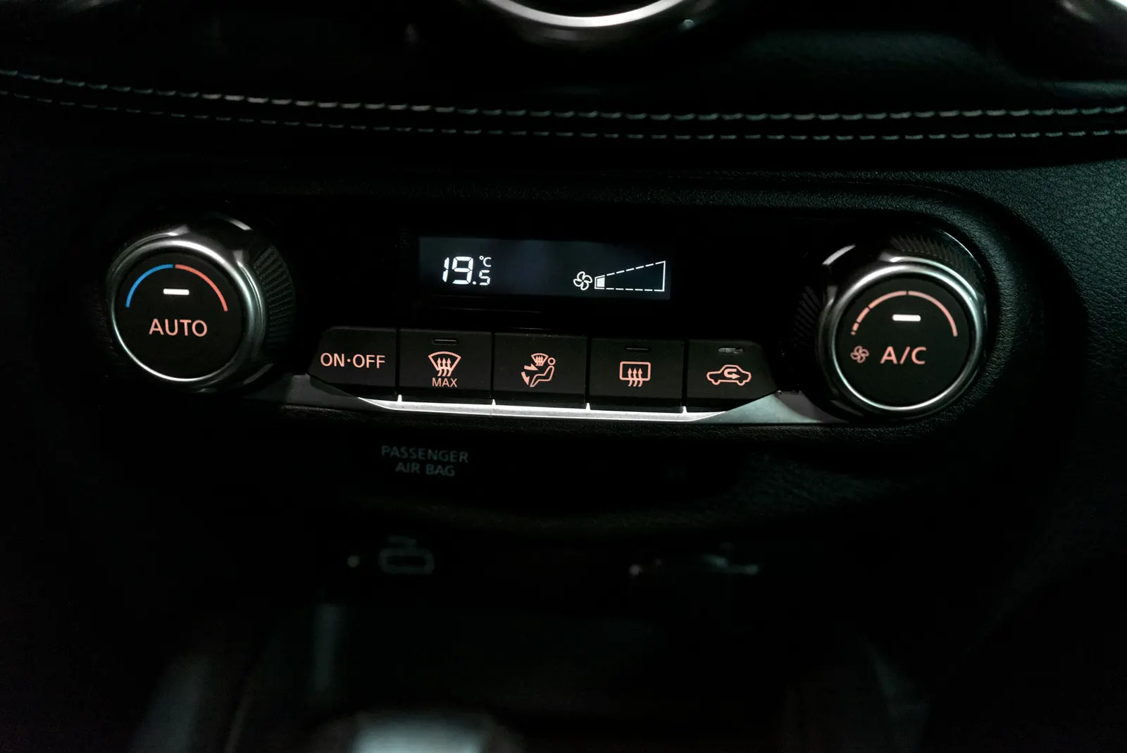 Commandes de climatisation d'une voiture